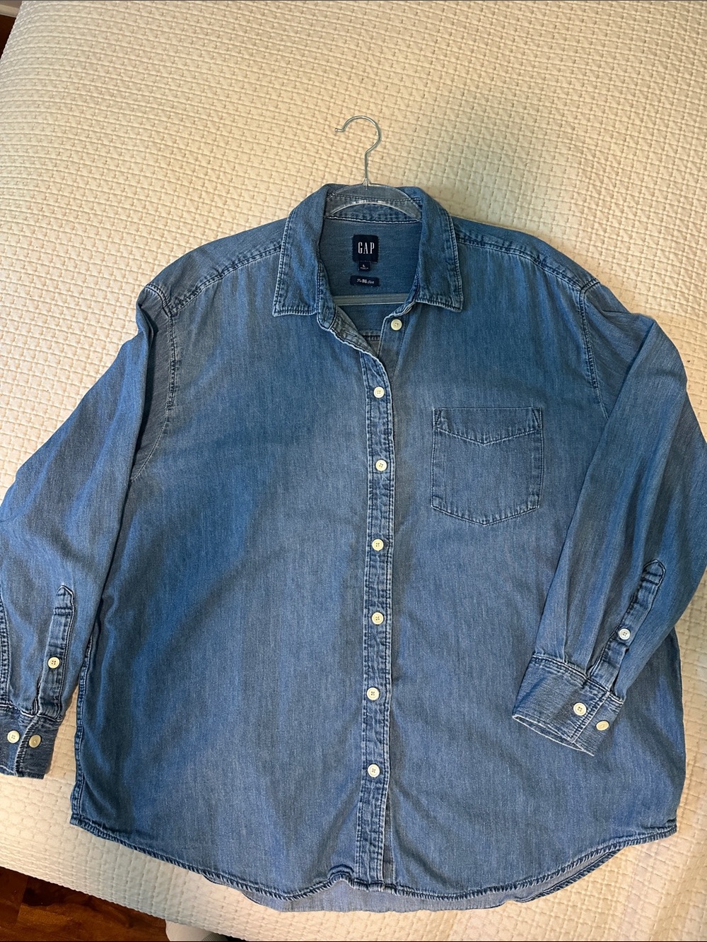 GAP women’s Big Shirt Denim Button-Down Shirt - Medium Blue